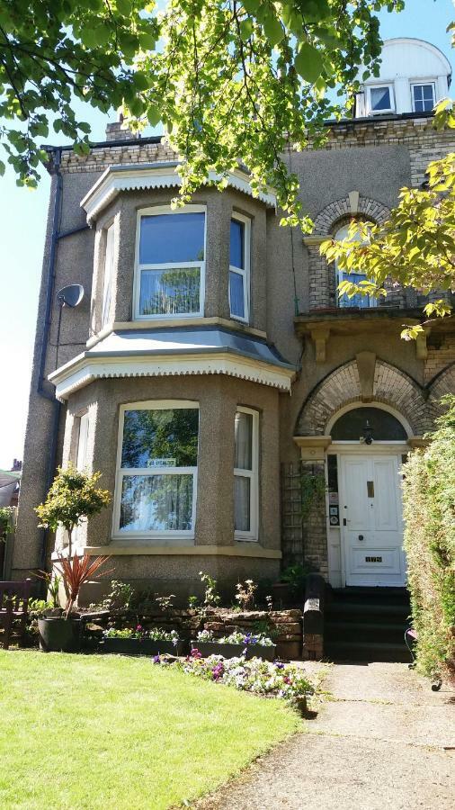 Barrie Guest House Barrow-in-Furness ภายนอก รูปภาพ
